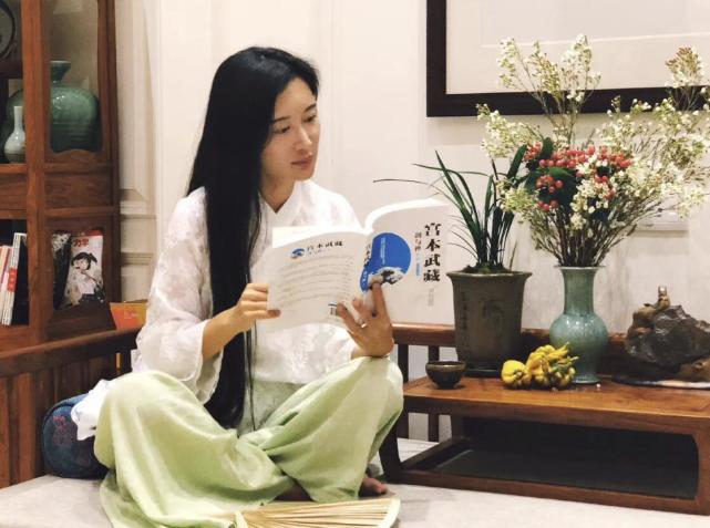 张纪中|张纪中娇妻产后13天下厨，素颜蒸馒头超贤惠，看书抚琴日子美满