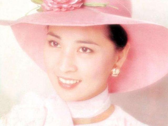 冯小刚|生子前一天和成龙领证,婚后分居18年,林凤娇没你想得那么简单
