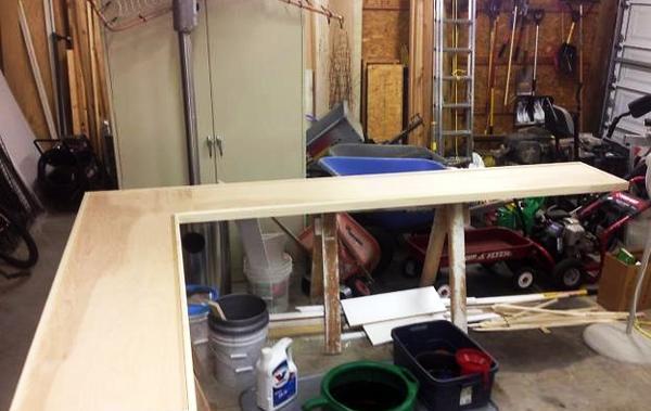 攒下2530个酒瓶盖，制作了一个别致吧台，完工后惊艳众人！