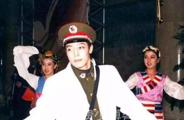 撒贝宁|央视名嘴撒贝宁：娶洋妻子生龙凤胎，挚爱女人离世成一辈子遗憾