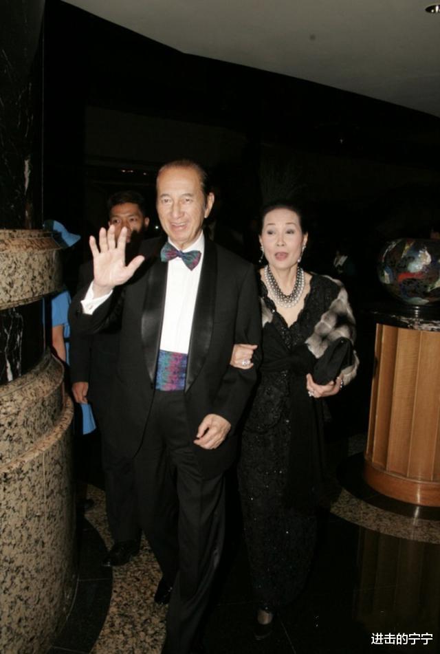 何鸿燊|77岁蓝琼缨送别何鸿燊罕见同框四太梁安琪，两人相争多年恩怨随风