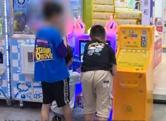 『二胎』小男孩路边玩耍，彪悍女子上来就是一耳光：你刚才撞了我儿子！