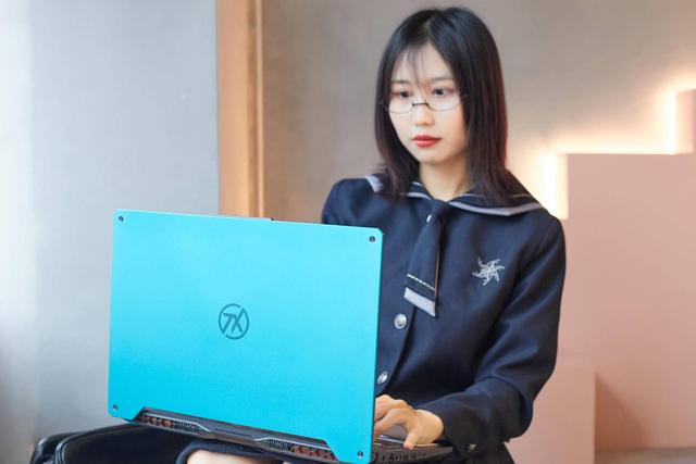 #游戏本#“天选”游戏本图赏：最萌的网瘾少女，用最酷的姿势玩游戏