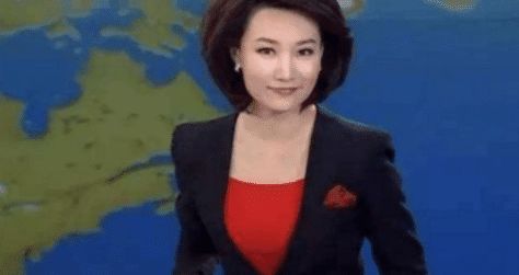 央视|央视主持一姐“戴假发”扮成熟，当她摘掉假发时，原来美的不可方物