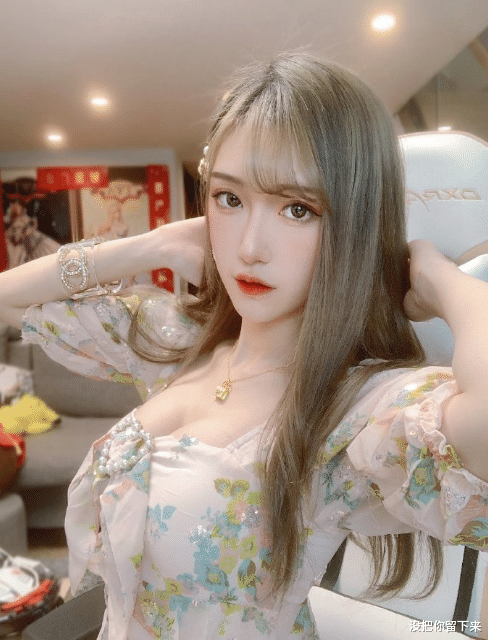 『』腐团儿最近微博发出自拍,当看到她的锁骨之后,网友:这能养鱼了吧