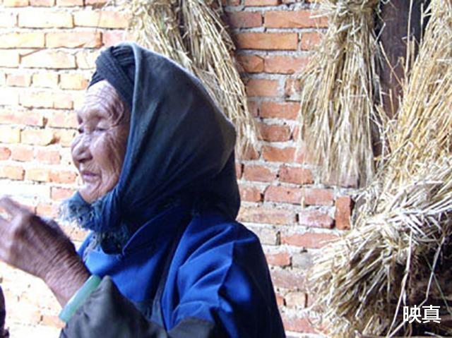 「案件通报」儿子牺牲20年，妈妈才攒够路费去看他，在儿子墓前哭成泪人