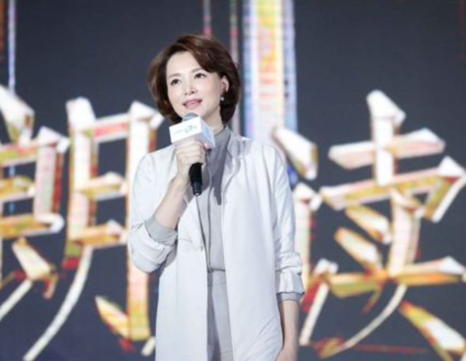主持人|全国主持人齐聚央视大合影曝光，董卿稳坐C位，汪涵地位比撒贝宁高