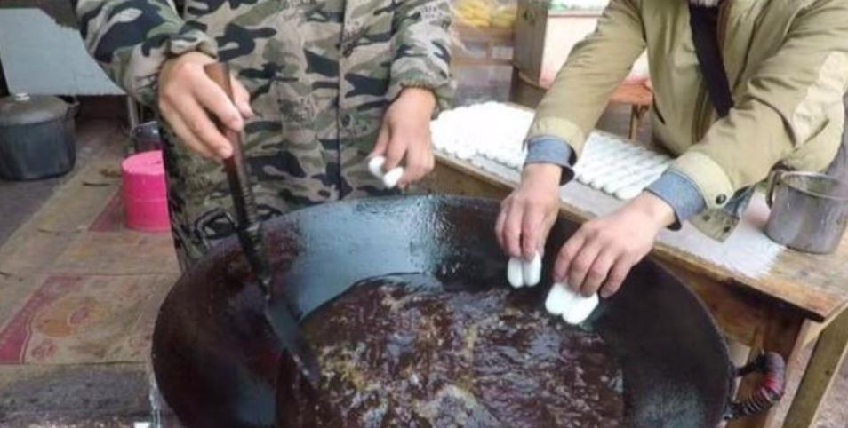 「」夫妻俩街边卖它,一元一个,还没出锅已卖光,邻摊:越看越眼红!