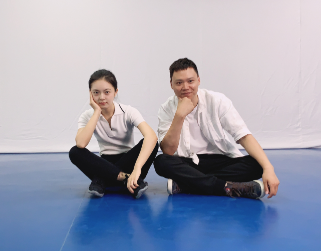 赵今麦|赵今麦与高考舞蹈班老师合照传出,穿搭引热议,这才是艺术生该有的“形体”