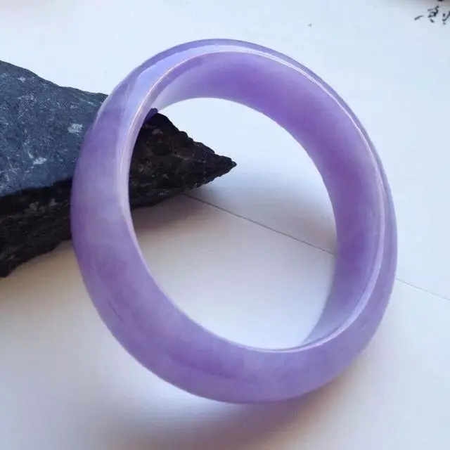 [翡翠]惊奇！小伙硬着头皮买了一块满身裂纹的赌石，一刀下切，价值暴涨！