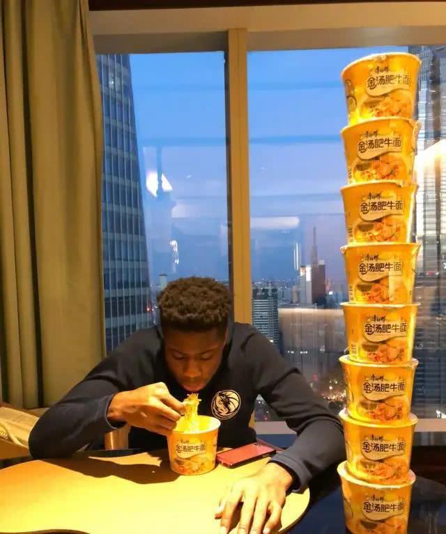 「字母哥」NBA球员胃口有多大？奥尼尔五分钟吃36个热狗，字母哥爱上泡面