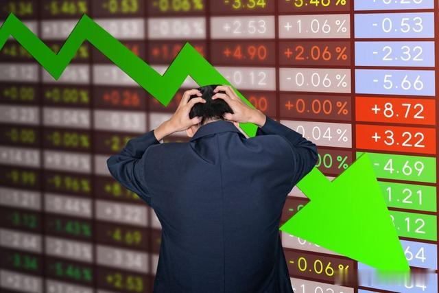 日本|A股遭遇“黑色星期四”!三千多只个股收跌,近50只创业板个股以20%跌停