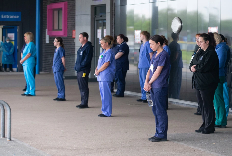 『英国』英国为牺牲的一线工作人员默哀 约翰逊：国家不会忘记你们