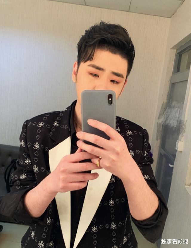 郭麒麟：德云社400人嗷嗷待哺！郭麒麟仨月上9档综艺，岳云鹏刚营业就惹事