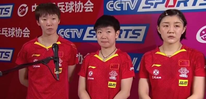 重庆|孙颖莎王曼昱神同步！两人坐场边一起抠手，异口同声提醒陈梦