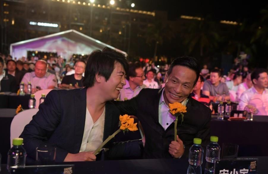 郎朗|宋小宝为孩子找郎朗学钢琴，直言郎朗不敢收钱，还带他见神秘大佬