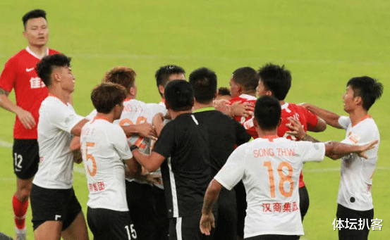 「热身赛」中超热身赛爆发冲突！26岁国脚遭对手外援锁喉，郜林一旁看戏！