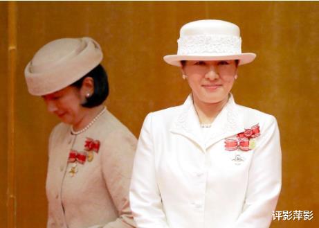 偏心的日本皇室，公主跟父母平坐，雅子皇後和紀子妃卻蹲地？-圖7