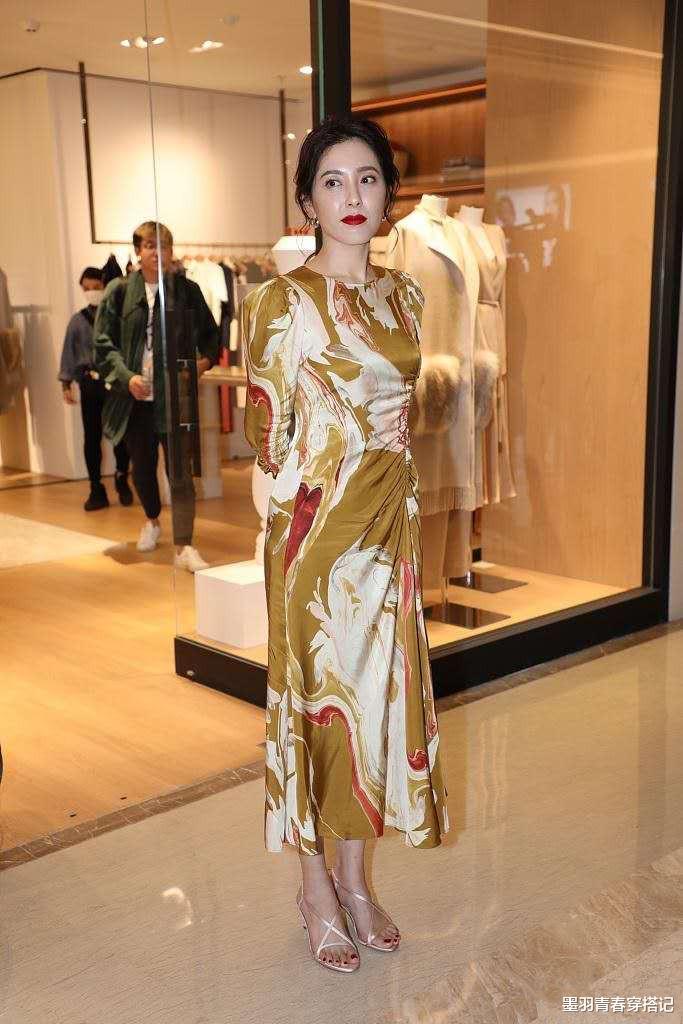 穿衣搭配|44岁曾黎美得低调，金黄印花裙配红唇高贵优雅，扎低马尾太知性