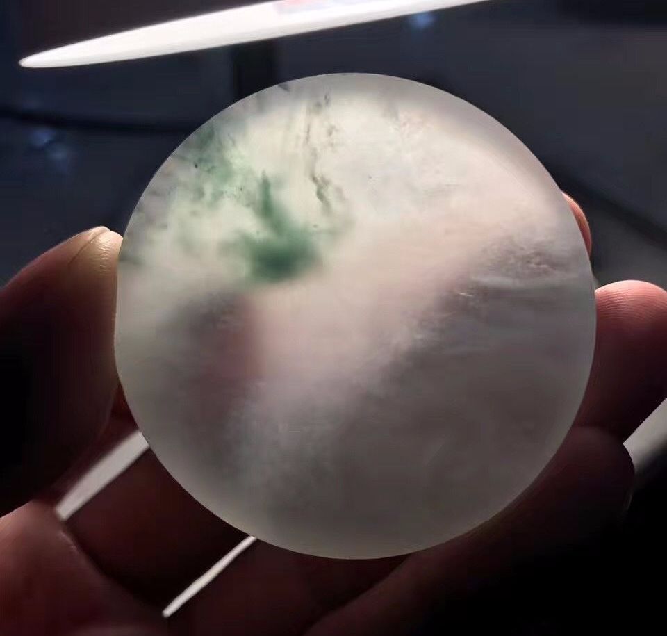 翡翠手镯@价值千万的翡翠原石，却因裂一毁再毁，经他人之手起死回生！