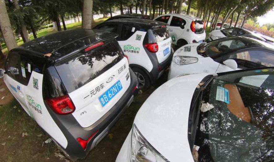 「」当初满大街都是的共享汽车呢？全在路边小树林，车内全是肮脏物