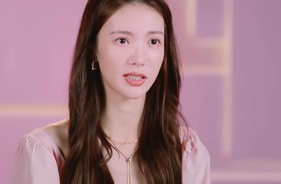 金晨|金晨节目中回忆恋情，暗讽邓伦太年轻，一句话道出分手原因