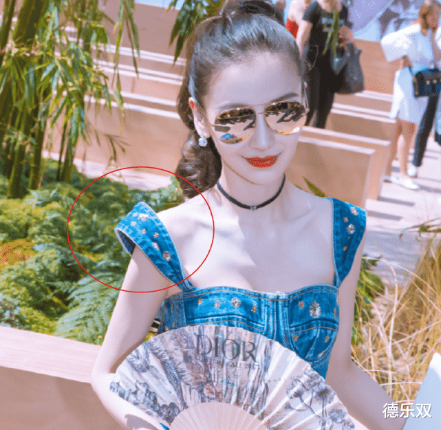 「Angelababy」baby参加活动不愿坐下,太累坐下后,看清裙子,明白了!