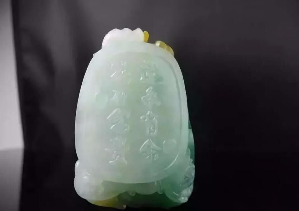 [翡翠]俏色巧雕，玉雕师这样设计三彩翡翠原石！