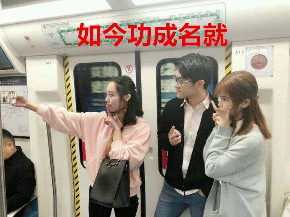 「pdd」4位主播的“前世今生”老照片，第1个引人泪目，第4个让人唏嘘