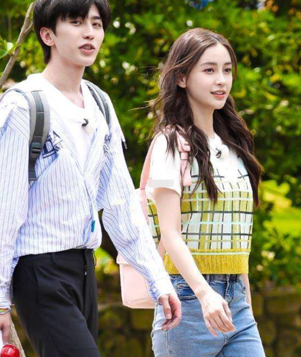 蔡徐坤|《奔跑吧》收官才半个月，baby蔡徐坤就合体录制新综艺，站位完全不避嫌