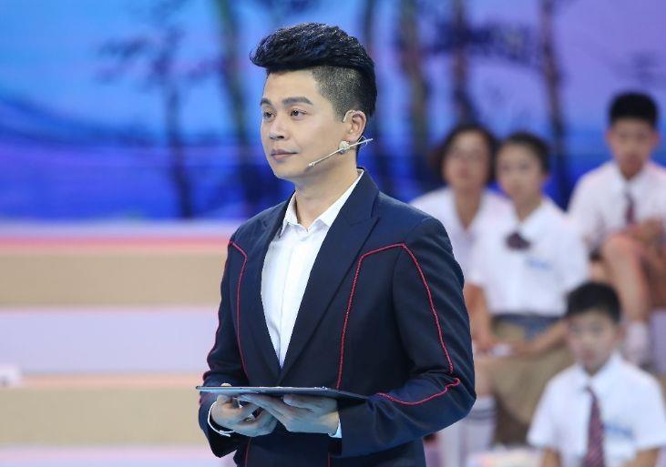 沈涛▲浙江台当家男主持晒老婆，纤瘦背影仪态庄重，却只负责后台递话筒