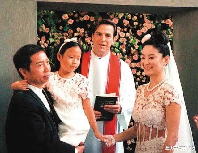 林青霞|林青霞年轻时真敢穿，婚纱都是露胃装，婚礼全程不看老公太尴尬