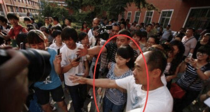 周冬雨|明星走出高考考场:关晓彤如路人,周冬雨众星捧月,人山人海!