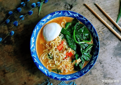 小米董事长雷军煮“超豪华”方便面，断粮后我也煮了，网友：意想不到