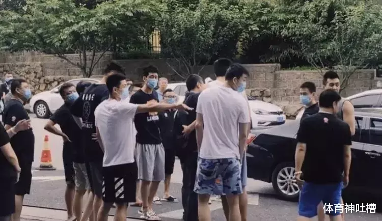 辽宁男篮：总冠军队要解散了？队史第一人主动离队！总经理炮轰球员！太扯了