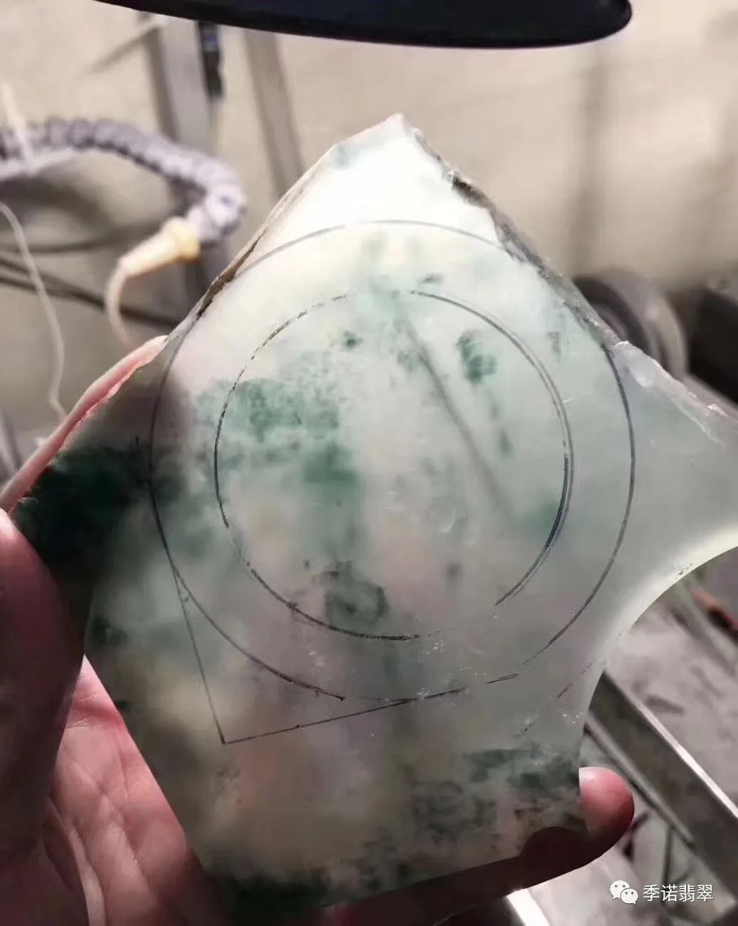 翡翠▲两块翡翠原石都切涨了！可是谁更胜一筹？