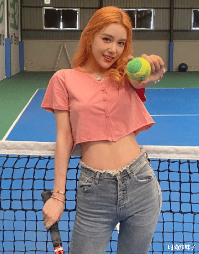rita|英雄联盟“最美解说”晒照，Rita靠身材圈男粉，这颜值真能出道
