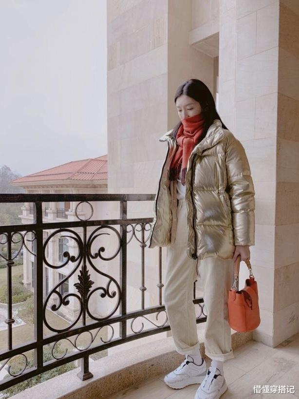 「穿衣搭配」宋祖儿真是长大了，一袭银色亮片裙配三七分短发，轻熟又帅气