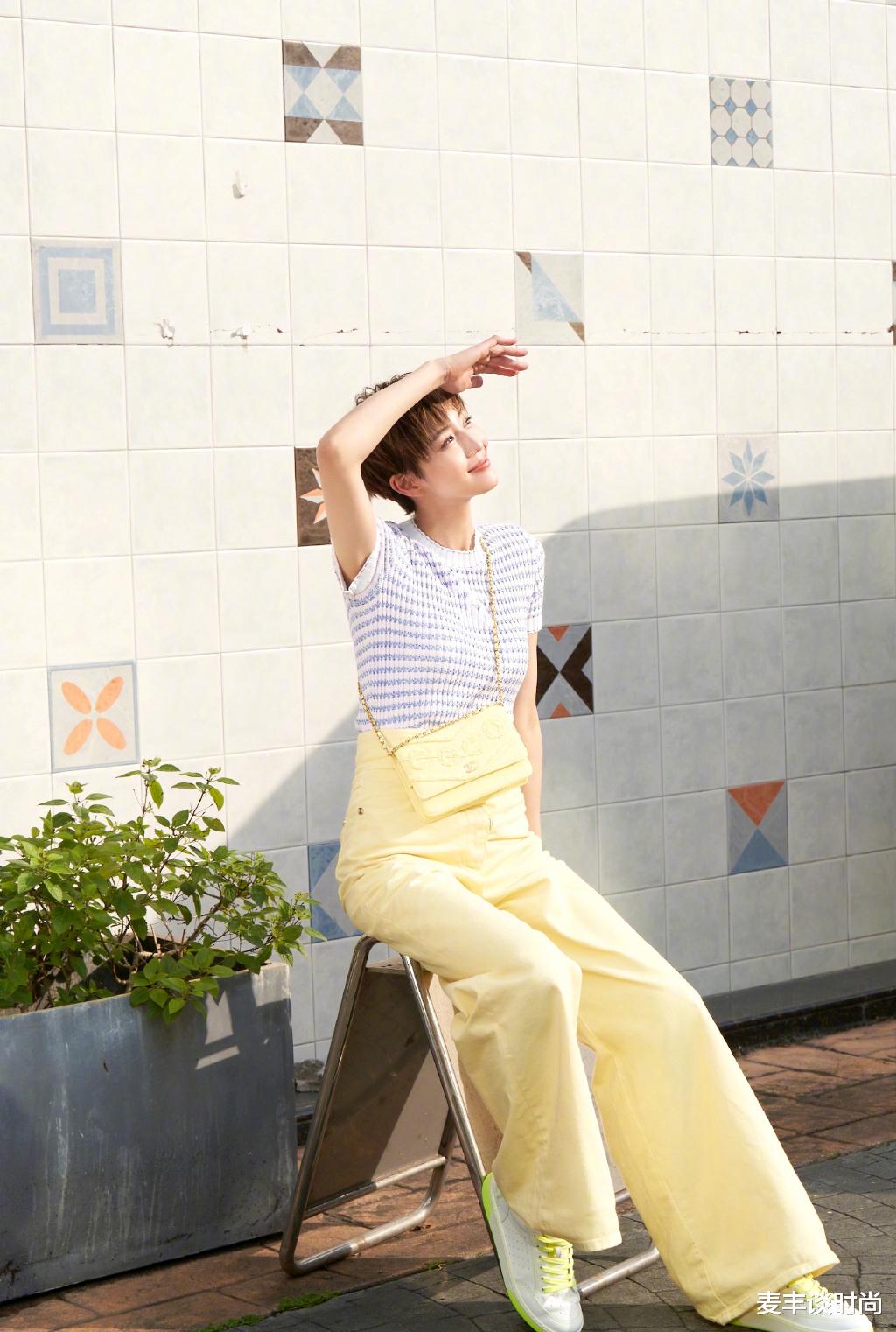 『短发』张钧甯剪了短发也太飒了,配条纹短袖高腰裤,清爽又减龄