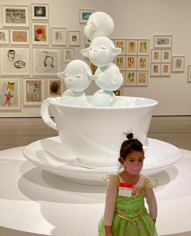 秦舒培一傢看藝術展，3歲女兒身高優越，陳冠希快抱不過來顯吃力-圖3