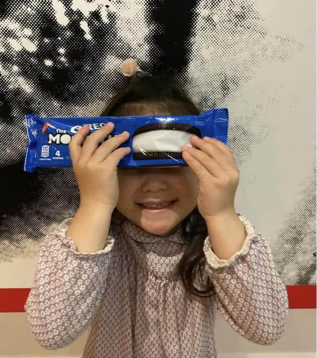 『陈冠希』陈冠希晒女儿吃饼干，Alaia披散头发，一脸满足冲镜头竖拇指