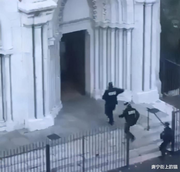 尼斯教堂恐襲後續，21歲突尼斯移民連殺三人，中警方14槍-圖9