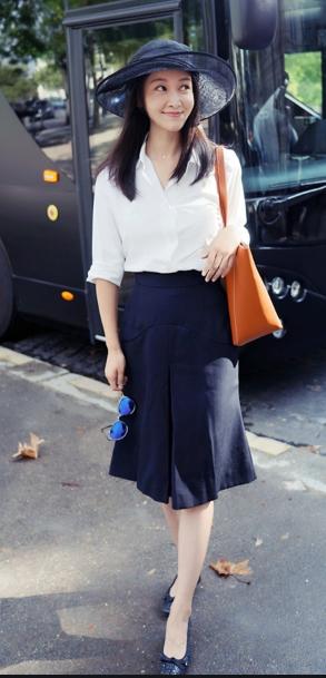 豪门|24岁主持央视春晚，两富豪为她净身出户，3年生两胎成豪门阔太