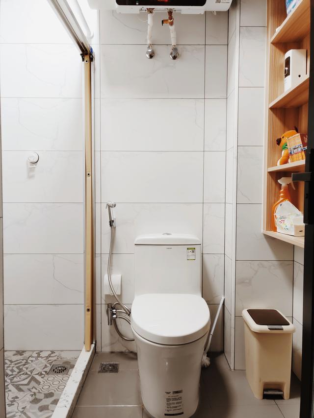 |她买下42㎡单身公寓，一家三口住，客厅不放沙发，阳台当榻榻米