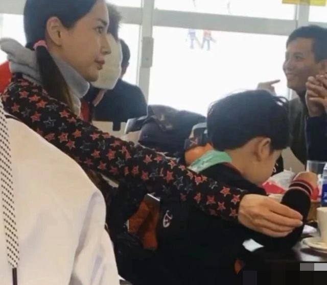 Angelababy|Baby带儿子去酒店游泳，因没化妆不想合影，真实素颜仍被曝光