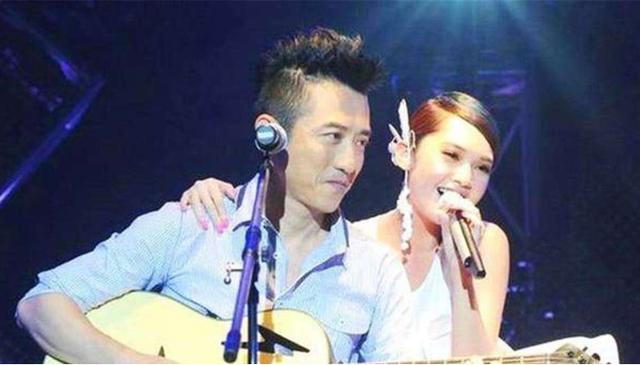 伊能静■伊能静18岁儿子做美甲戴戒指身材妖娆，网友：多大仇，养成这样？