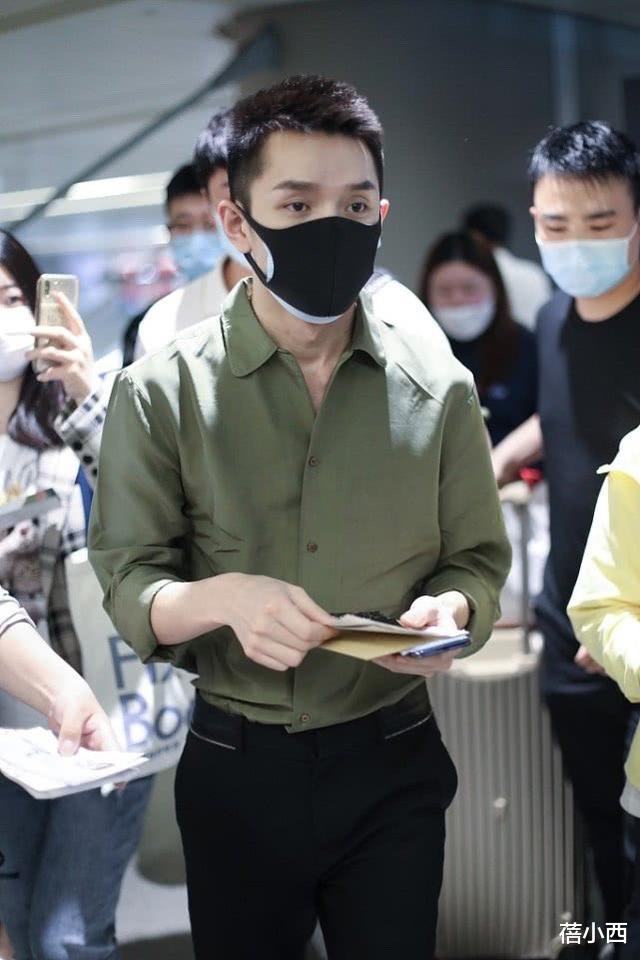 李佳琦@李佳琦不仅卖口红厉害,穿搭品位更是一流,绿色衬衫配西装裤帅爆