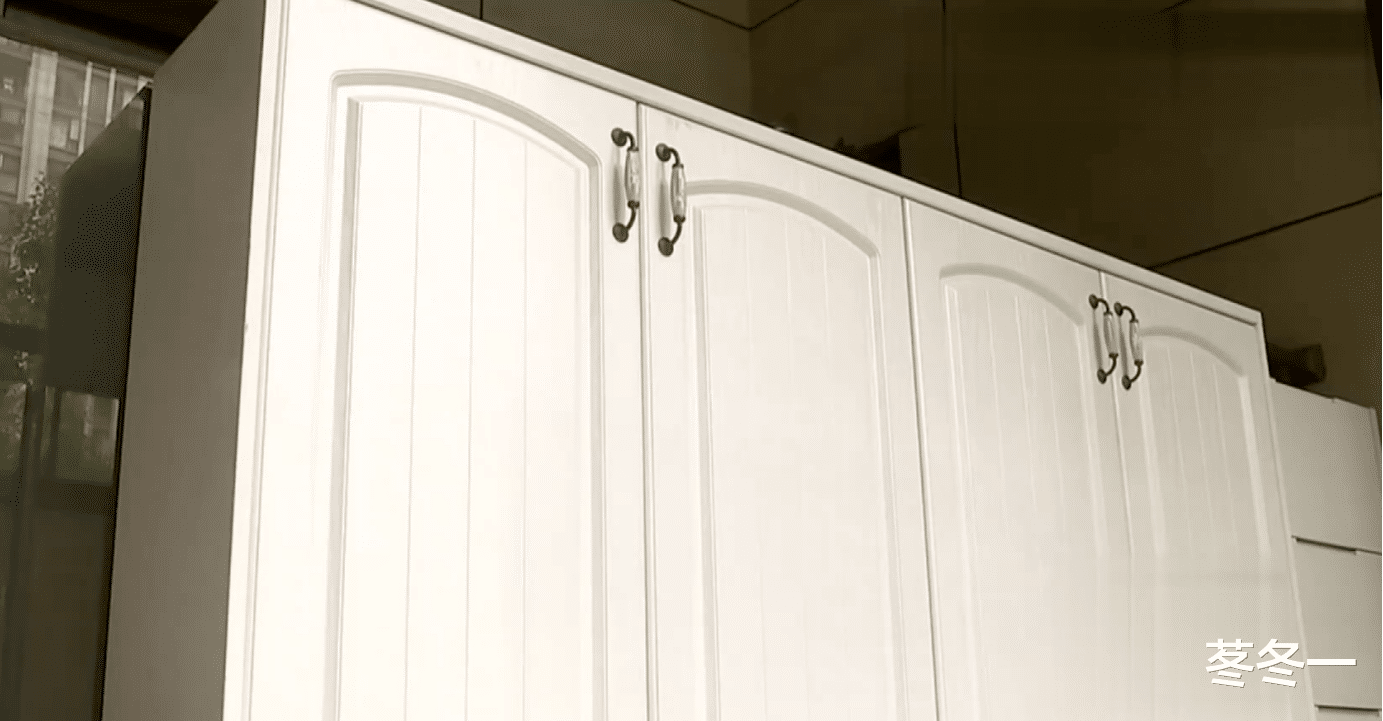 |杭州一男子的书房,被邻居的鞋柜挡住光线,几次沟通无果砸了鞋柜