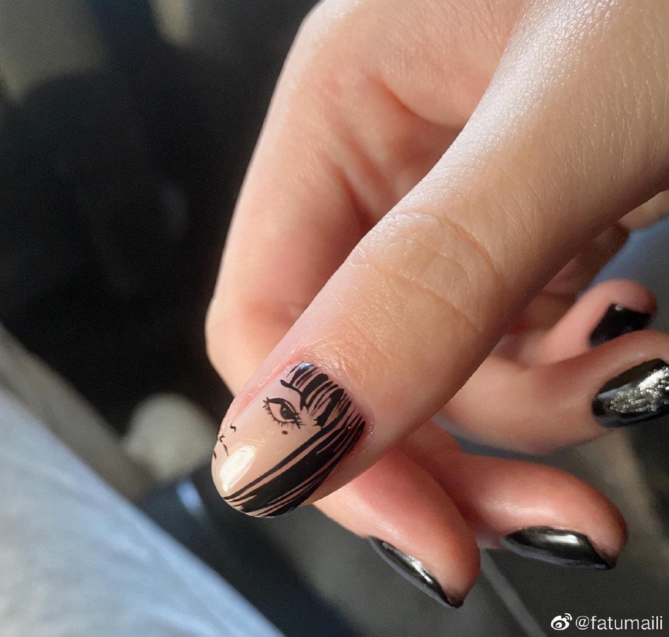 哈文|哈文回国忙事业，法图麦无聊晒美甲照，大拇指绘恐怖少女图案