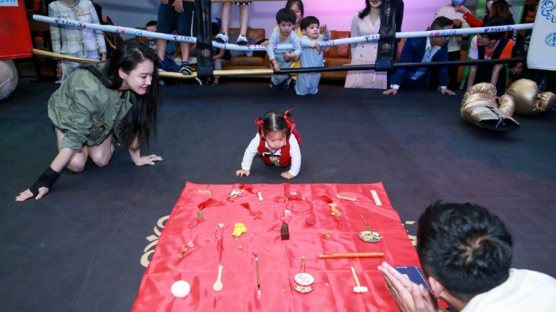 邹市明@前央视美女主持嫁奥运冠军，丈夫身价过亿，8年生3娃，人生赢家